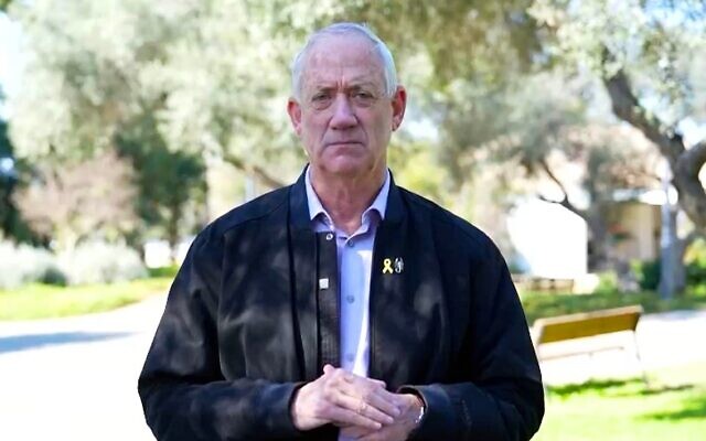Le chef du parti HaMahane HaMamlahti, Benny Gantz, dans une déclaration vidéo lors d'une tournée dans le nord d'Israël, le 27 février 2025. (Crédit : Capture d'écran vidéo)